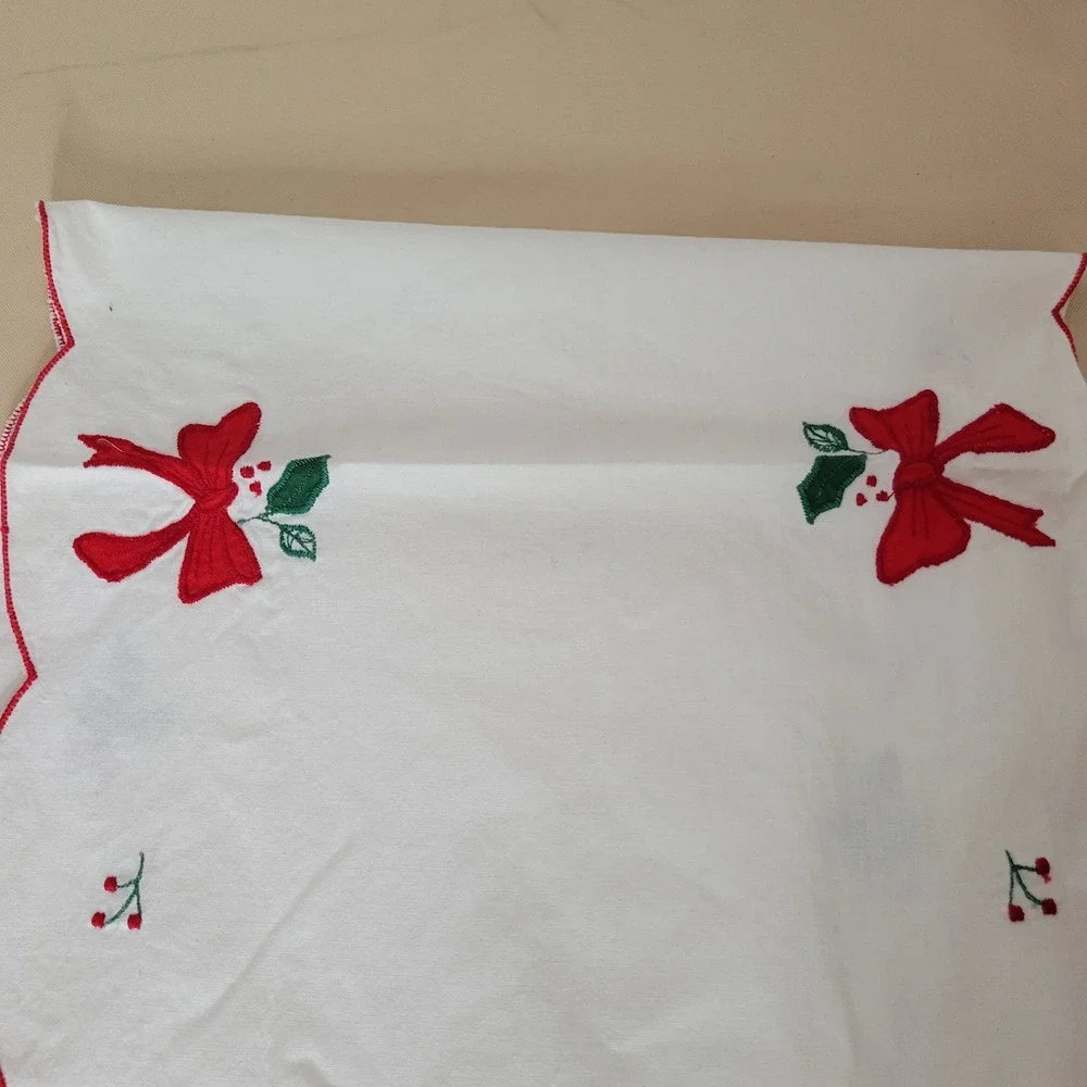 Vintage Christmas Table Runner applique Embroidered Poinsettia Scalloped Edge